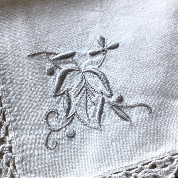 💥3/$15-Two Vintage Embroidered Napkins - Picture 2 of 5